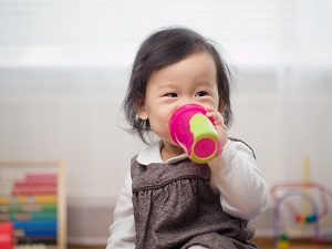 How to switch your toddler from using a bottle to a cup