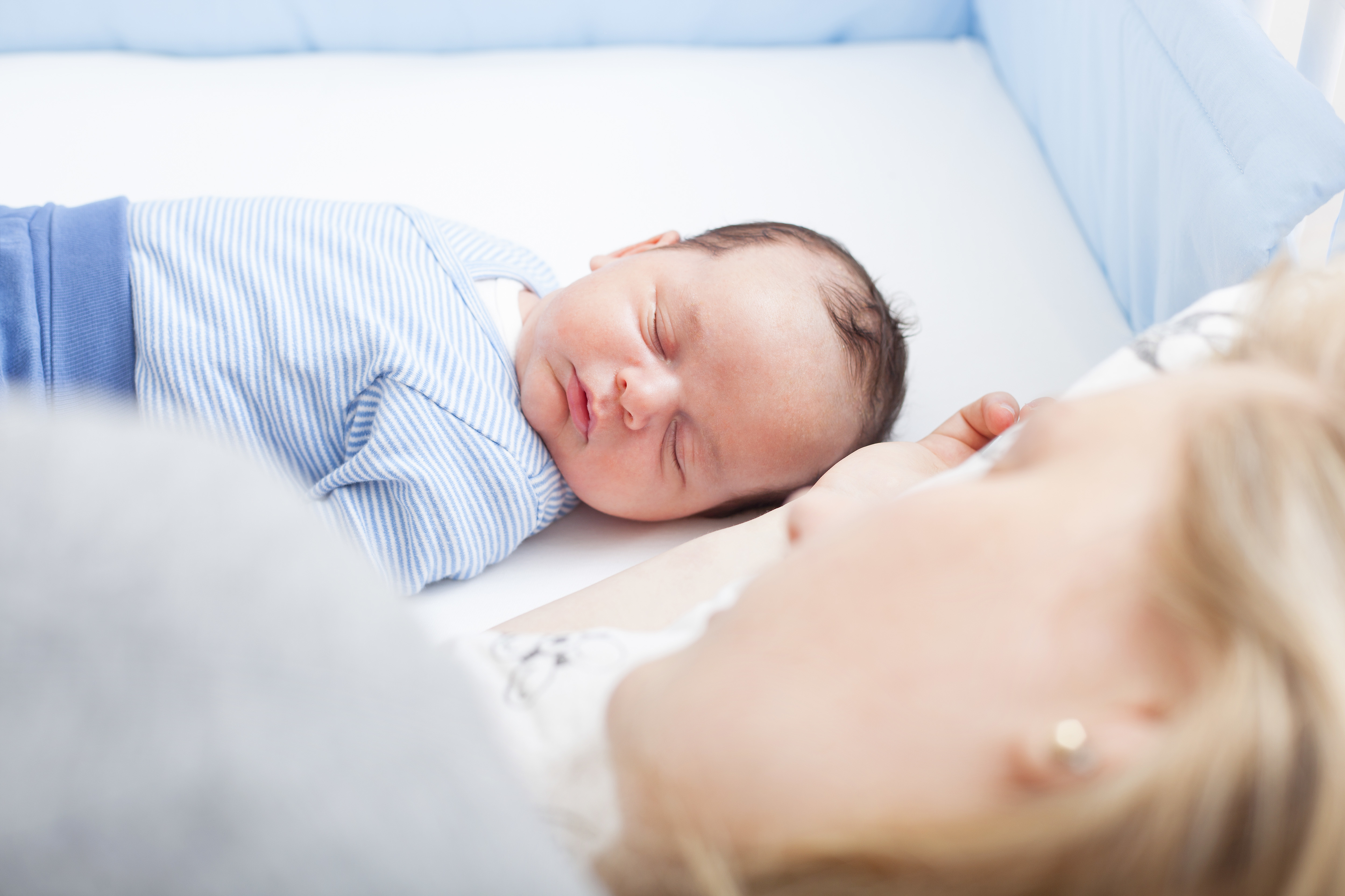 Во сне дают ребенка. Baby lying down. Co Sleep.