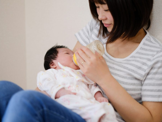 Newborns breastfeeding & bottle-feeding