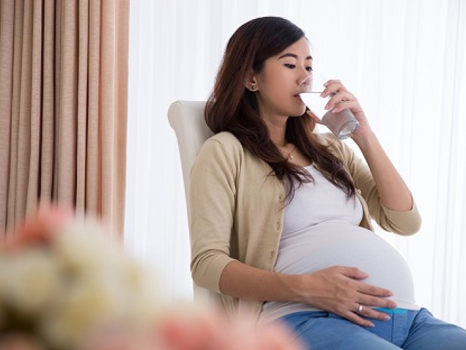 https://www.nct.org.uk/sites/default/files/styles/article_image_lg/public/2019-03/pregnant-woman-drinking-water.jpg?itok=BzE-WS62