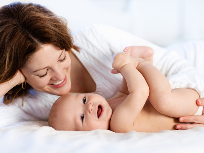 Helpful Bottle-Feeding Positions and Tips for New Parents - Healthy  Pregnancy